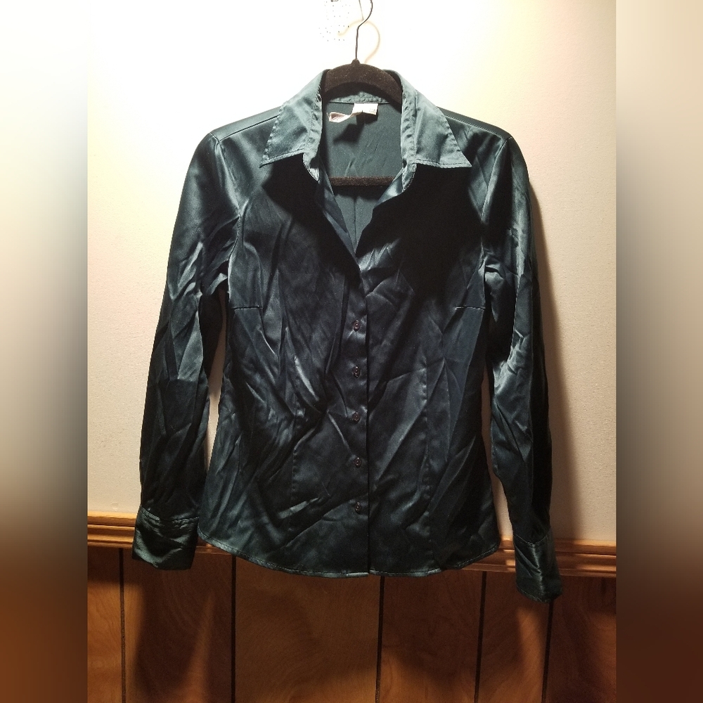 ๐Katherine Barclay satin fitted button up collared shirt